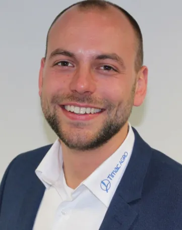 Ein lächelnder Mitarbeiter von TIMAC AGRO Deutschland im Business-Outfit vermittelt einen freundlichen ersten Eindruck für Deine Karriere.