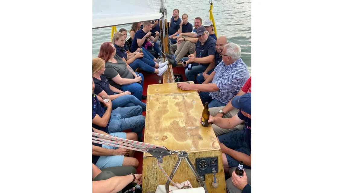 Du siehst das Team von TIMAC AGRO Deutschland entspannt bei einem gemeinsamen Bootsausflug auf dem Wasser.