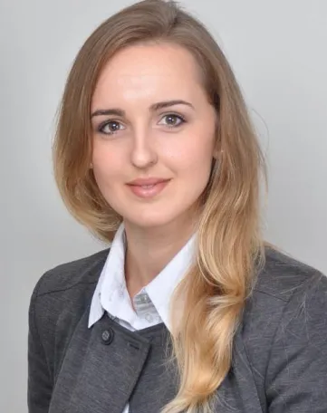 Junge Frau im Business-Outfit lächelt freundlich in die Kamera – Deine Zukunft bei TIMAC AGRO Deutschland GmbH.
