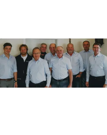 Neun Kollegen von TIMAC AGRO Deutschland GmbH stehen gemeinsam lächelnd für ein Teamfoto im Büro.