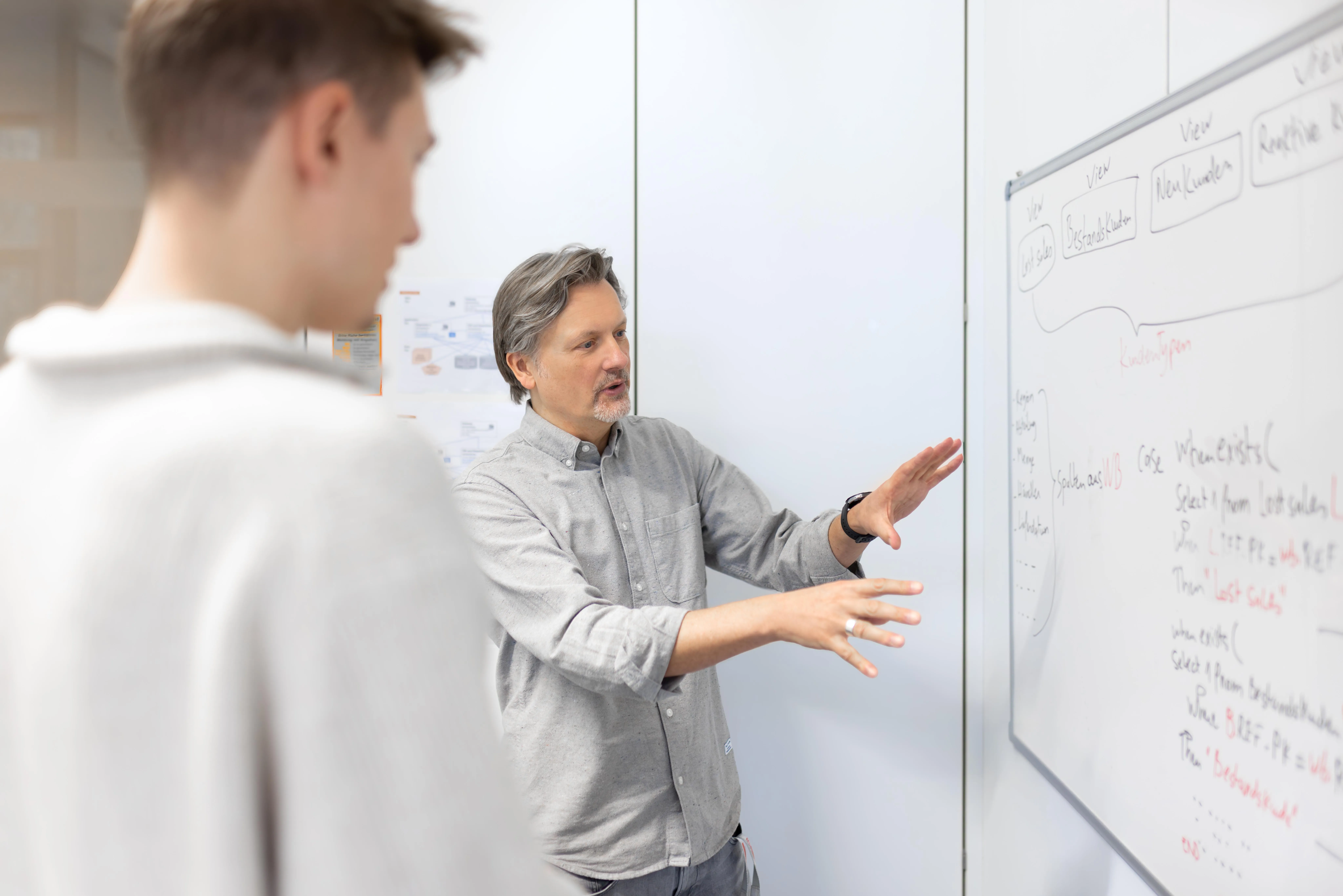 Mitarbeiter erklärt am Whiteboard