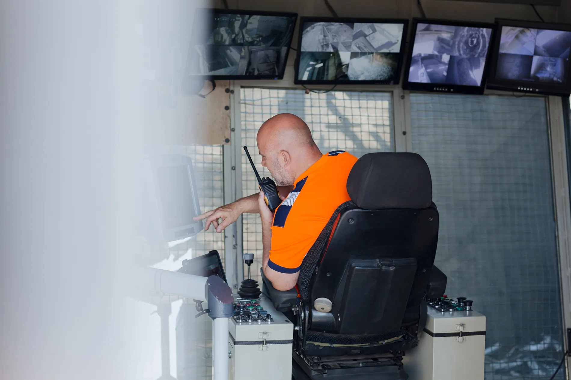 Ein Mitarbeiter steuert einen Shredder. 