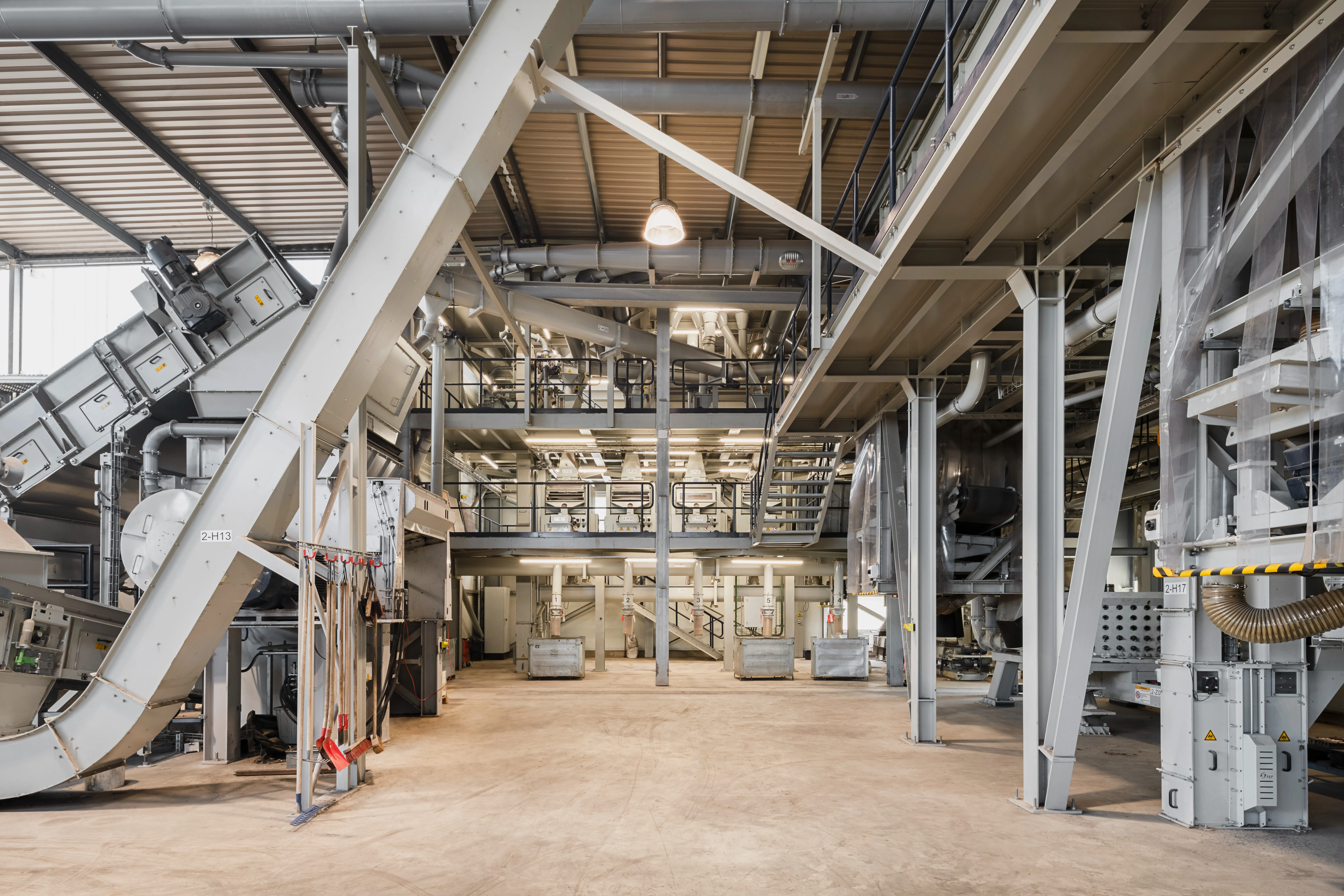 Industrielle Anlage von TSR Group GmbH & Co. KG mit modernen Maschinen