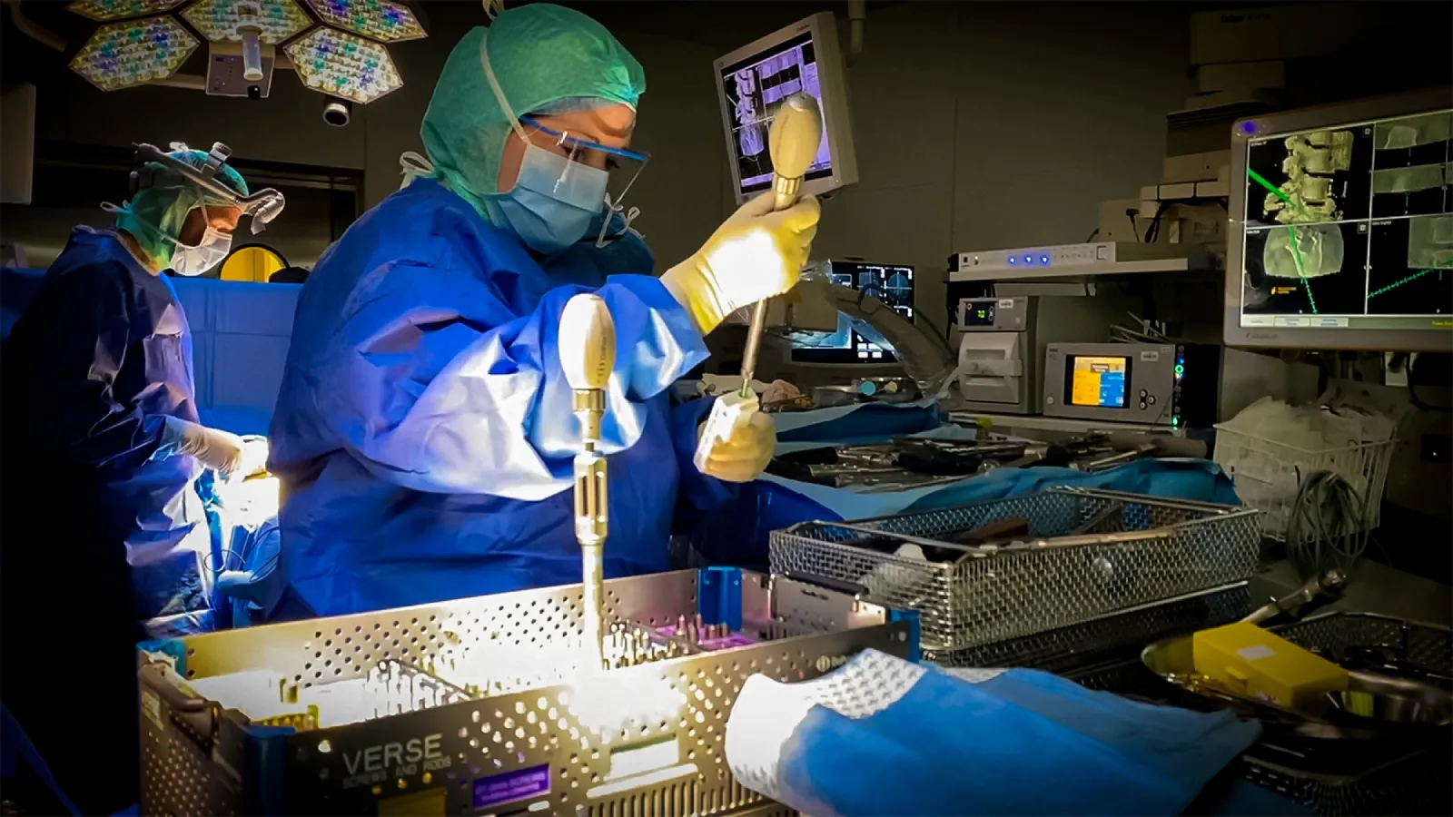 Chirurgieteam im OP-Saal des UKBB, das modernste Medizintechnik bei einer Operation nutzt.
