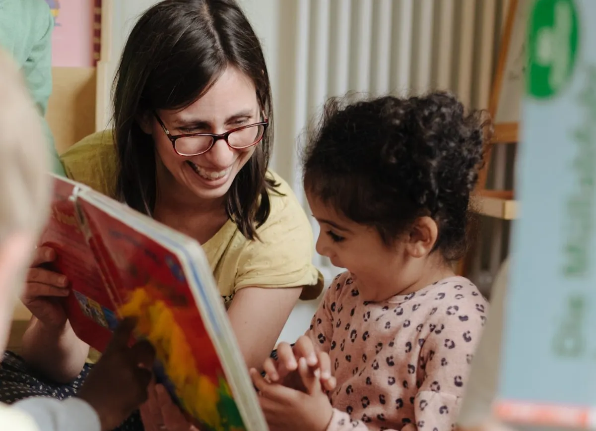 Junge Pflegerin in einem freundlichen Gespräch mit einer älteren Dame. Ideal für eine Karriere im Gesundheitssektor bei Unionhilfswerk.