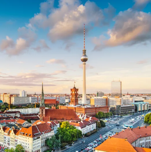 Eine Panoramaansicht von Berlin mit dem Fernsehturm im Vordergrund. Perfekt für Deine Karriere bei Unionhilfswerk im Gesundheitswesen.