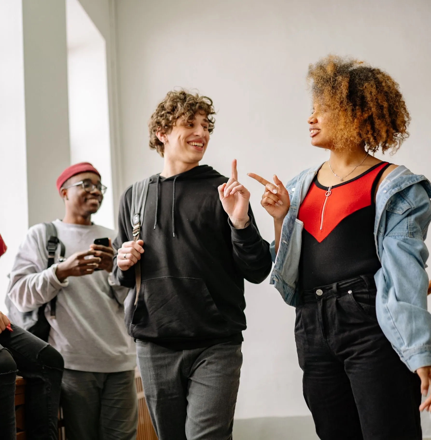 Eine Erzieherin hilft zwei Kindern bei einem Lernspiel in einer Kita.