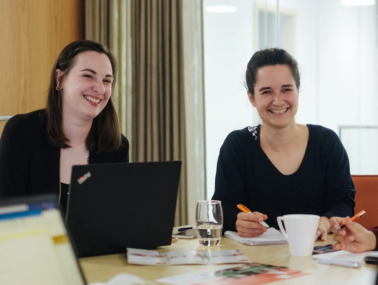 Zwei Frauen sitzen in einem Meeting