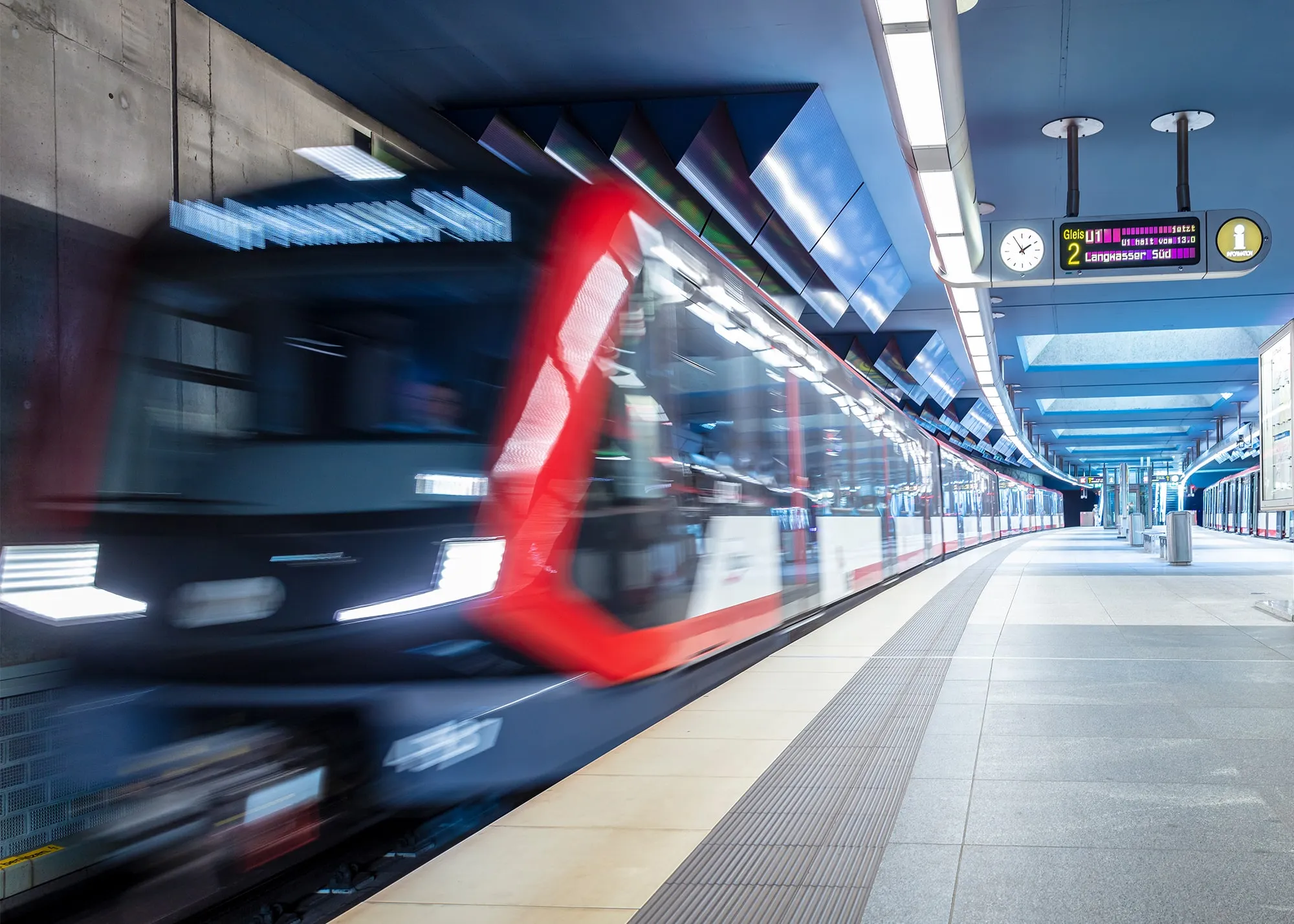 Eine moderne U-Bahn der VAG fährt in eine helle, saubere Station ein – Dein Einstieg in die Mobilitätsbranche.