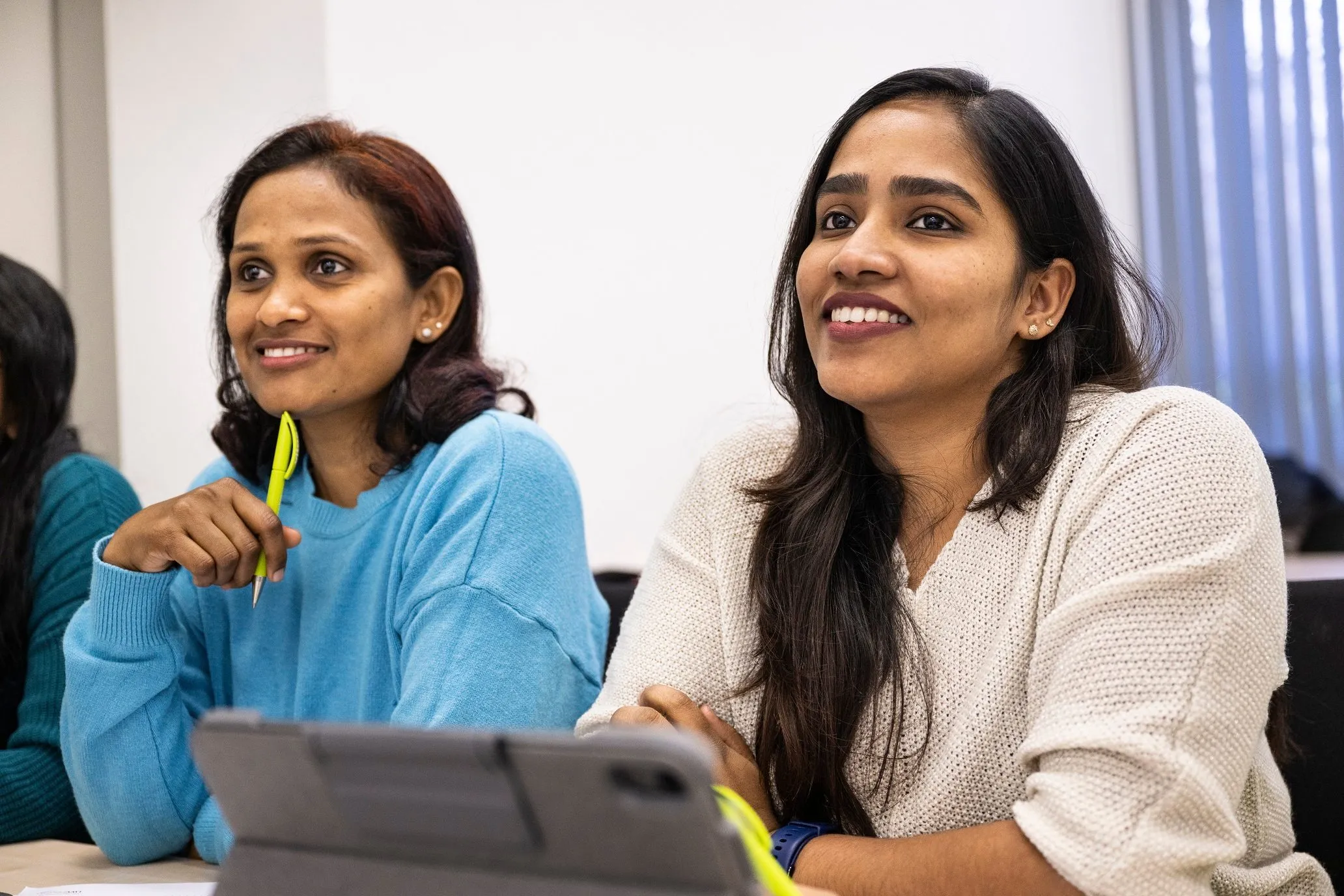 Junge Inderinnen in der Vitos Schule für Gesundheitsberufe Marburg