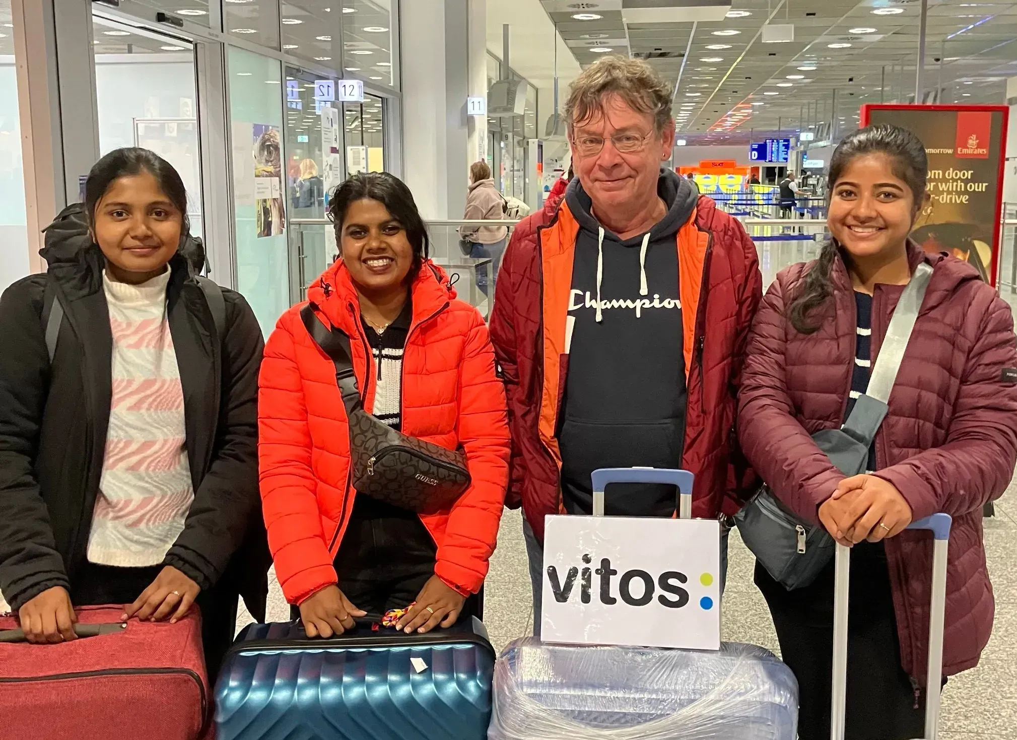 Die neuen indischen Kolleginnen werden am Flughafen abgeholt