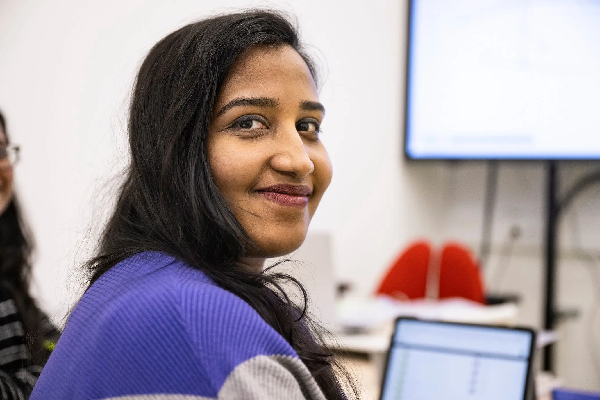 Shaharas am Computer in der Vitos Schule für Gesundheitsberufe