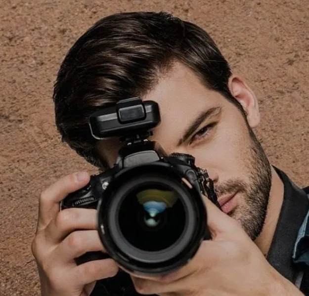 Mann fotografiert mit Teleobjektiv