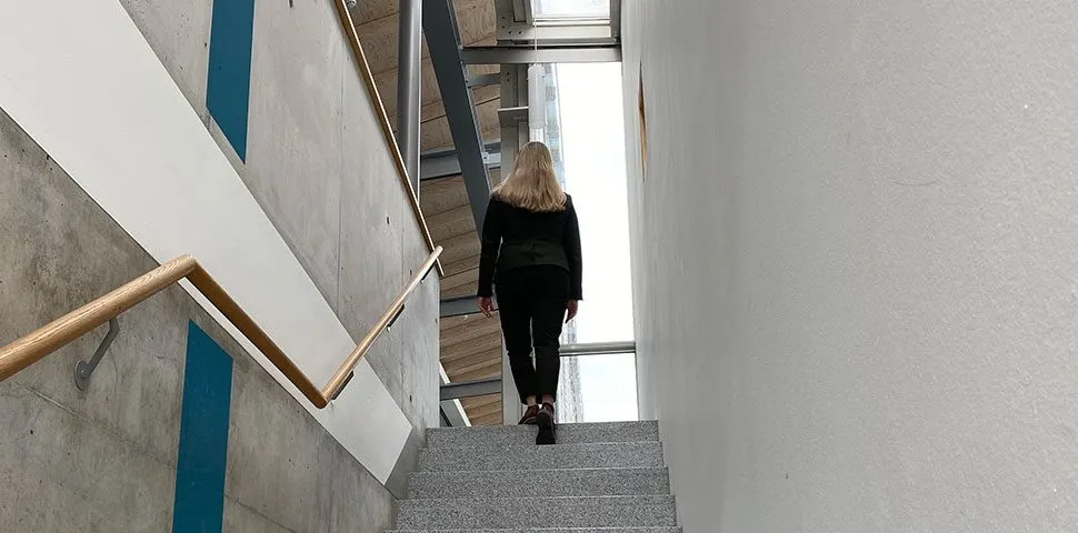 Frau läuft die Treppe nach oben