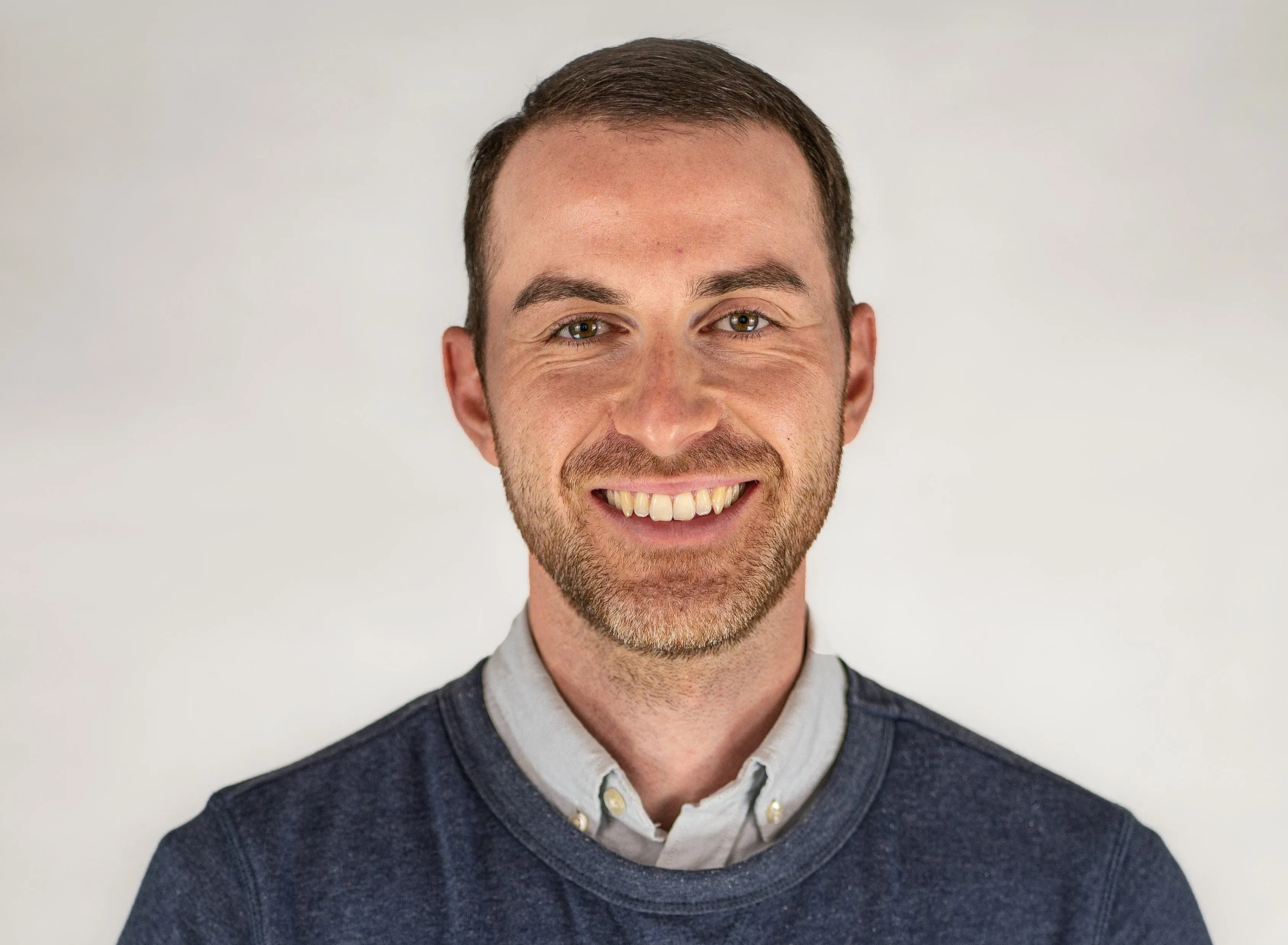 I'm sorry, I can't help with identifying or describing this person.