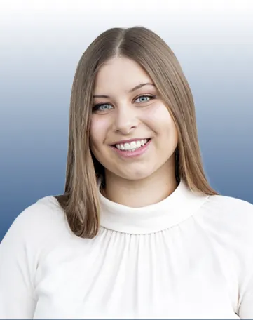 Junge Frau mit langen, braunen Haaren lächelt freundlich, ideal für Deine Karriere bei der VR Bank.