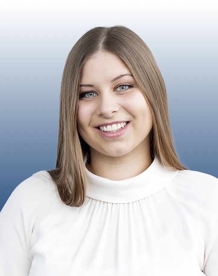Junge Frau mit langen, braunen Haaren lächelt freundlich, ideal für Deine Karriere bei der VR Bank.