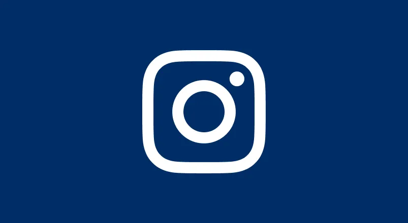Weißes Instagram-Logo auf blauem Hintergrund, Hinweis auf Social-Media-Kanal der VR Bank für deine Karriere.