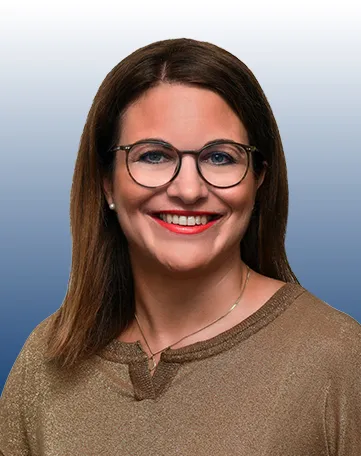 Freundliche Frau mit Brille und braunen Haaren lächelt dich an, perfekt für deinen Karrierestart bei der VR Bank.