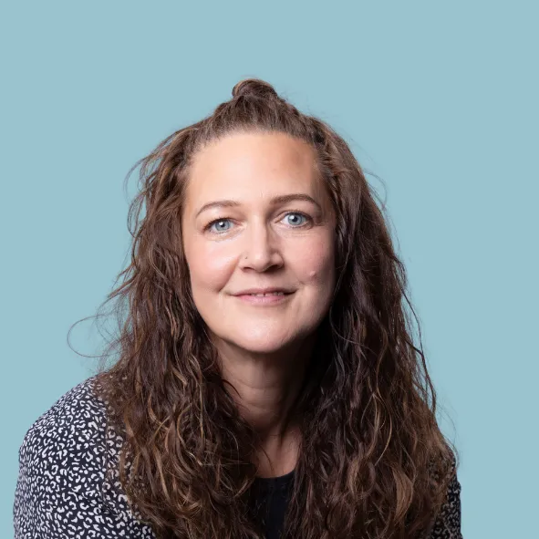Frau vor blauem Hintergrund