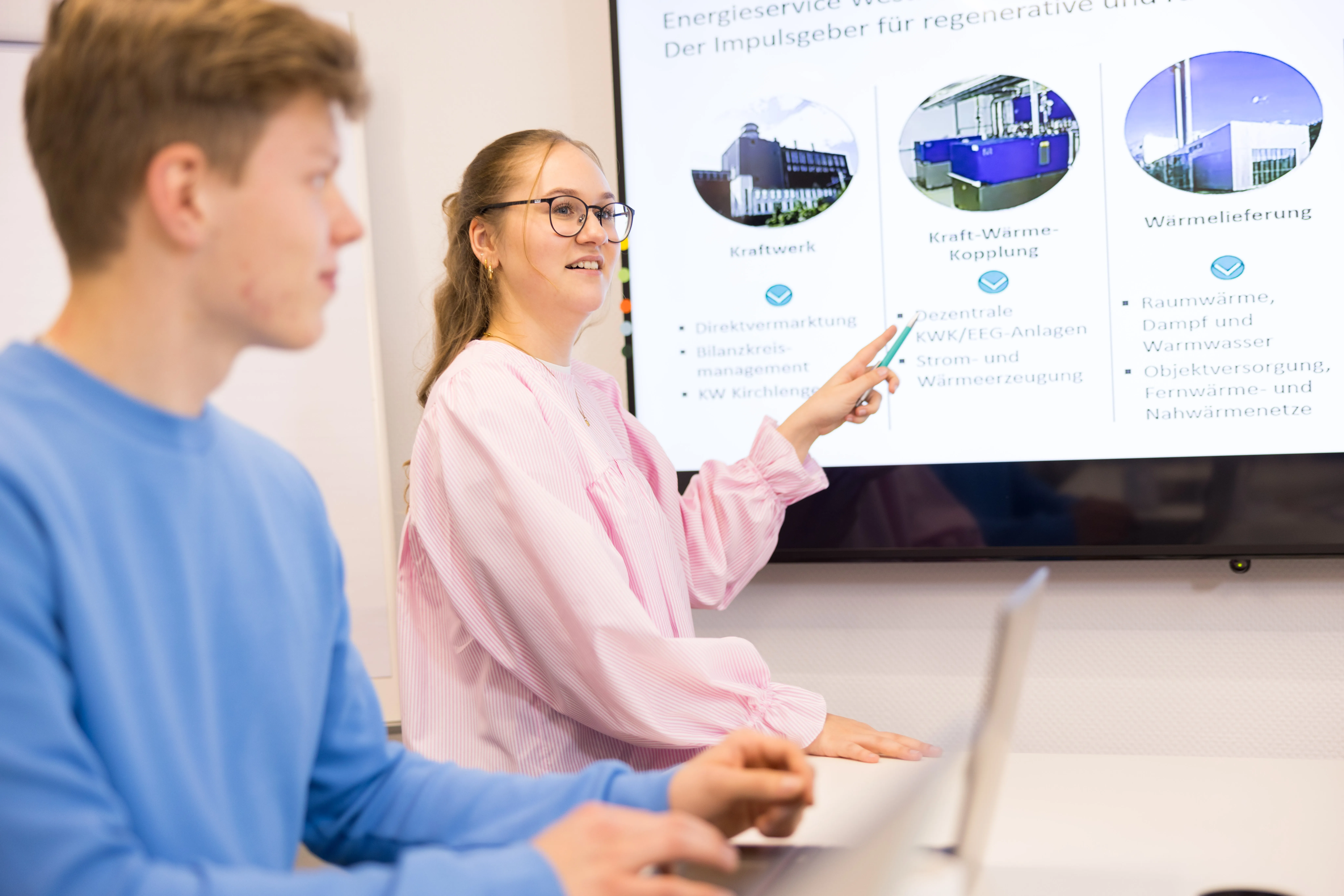 Tablet und Lernmaterialien auf einem Tisch.