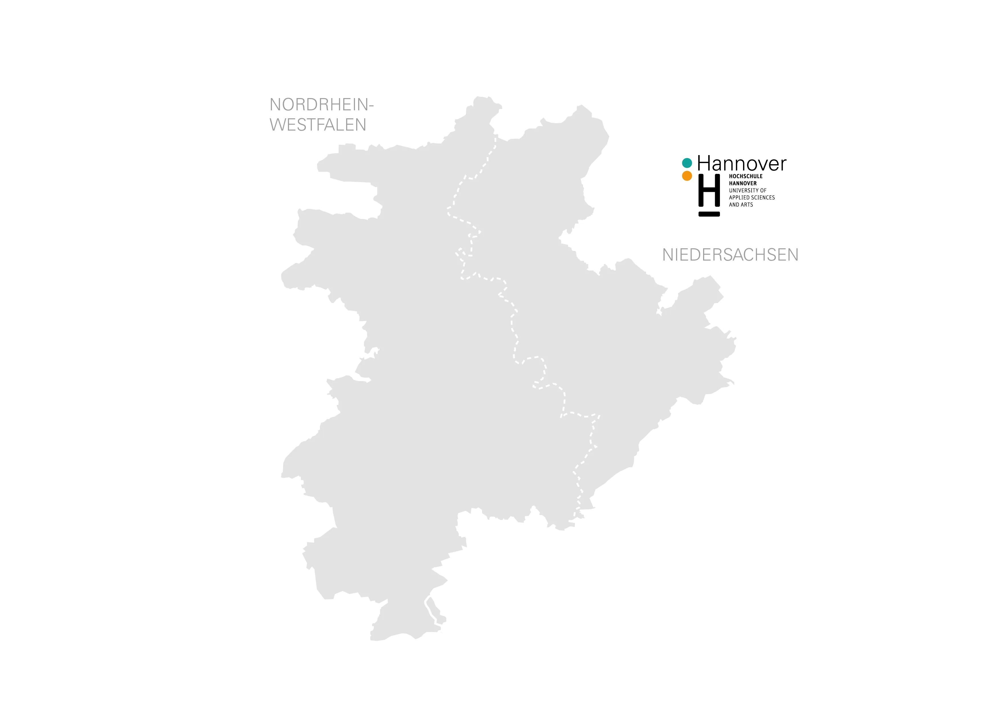 Modernes Hochschulgebäude mit Logo und Schriftzug „Hochschule Hannover“, umgeben von grünen Bäumen im Frühling.