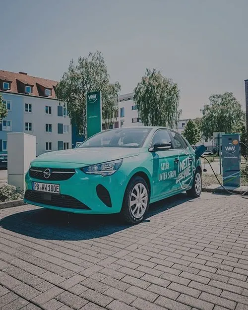 Ein Elektroauto auf einem Parkplatz.