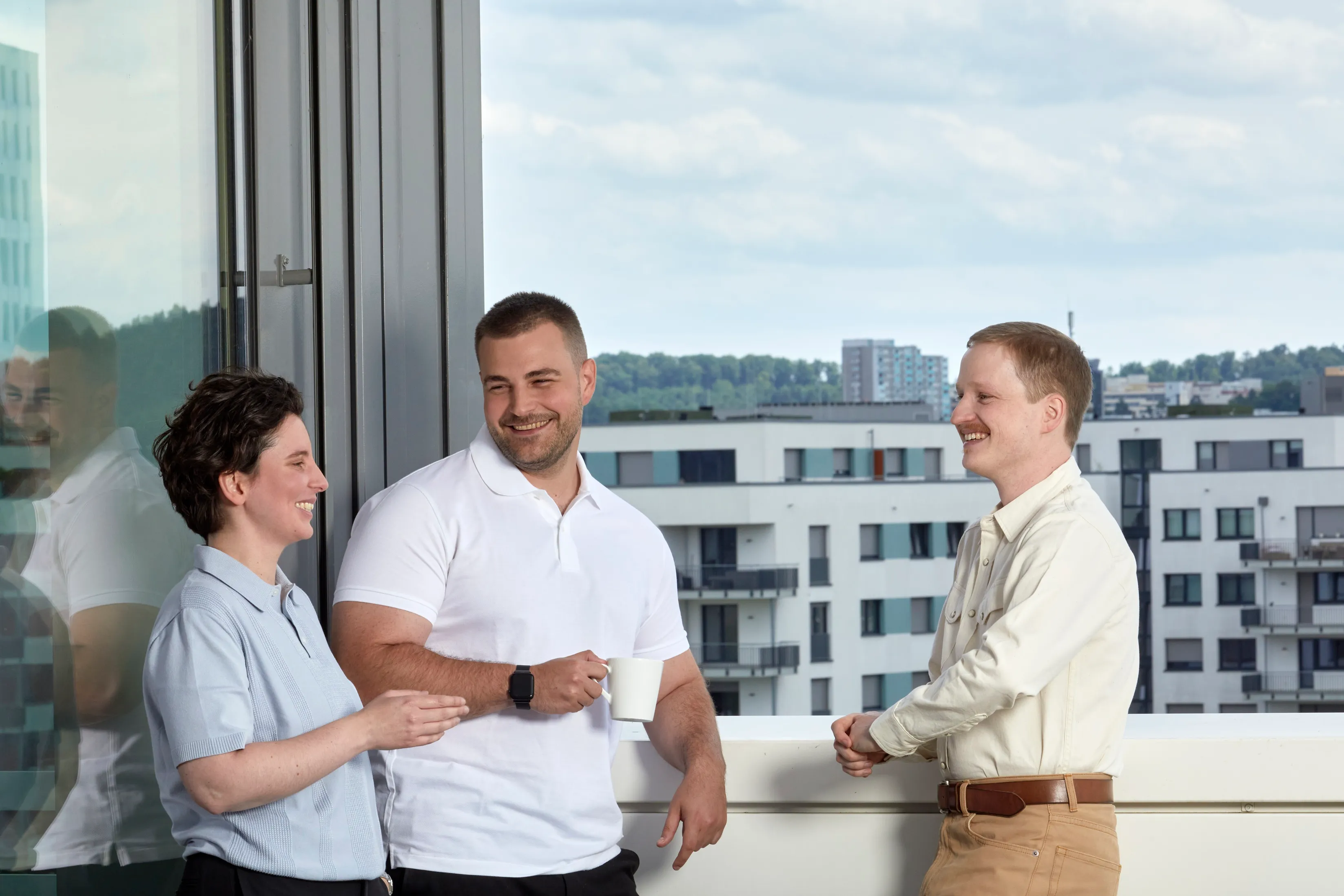 Ein Arzt im Gespräch mit einer Person, zeigt Tablettenblister am Schreibtisch bei Wörwag Pharma.
