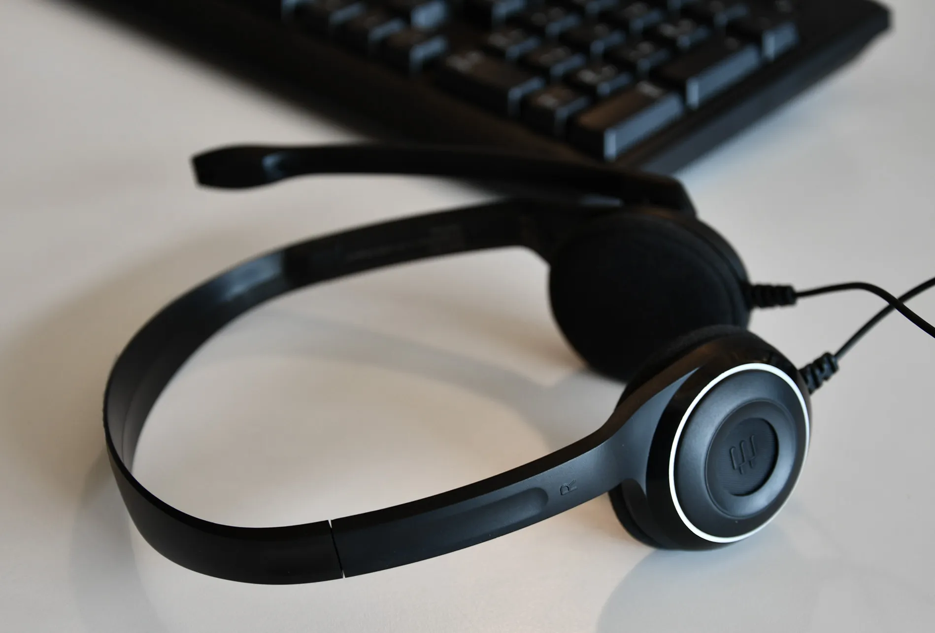 Ein Headset liegt auf einem Tisch vor einer Tastatur, ideal für Kundenservice-Jobs bei Zero | zPDC GmbH im Einzelhandel.