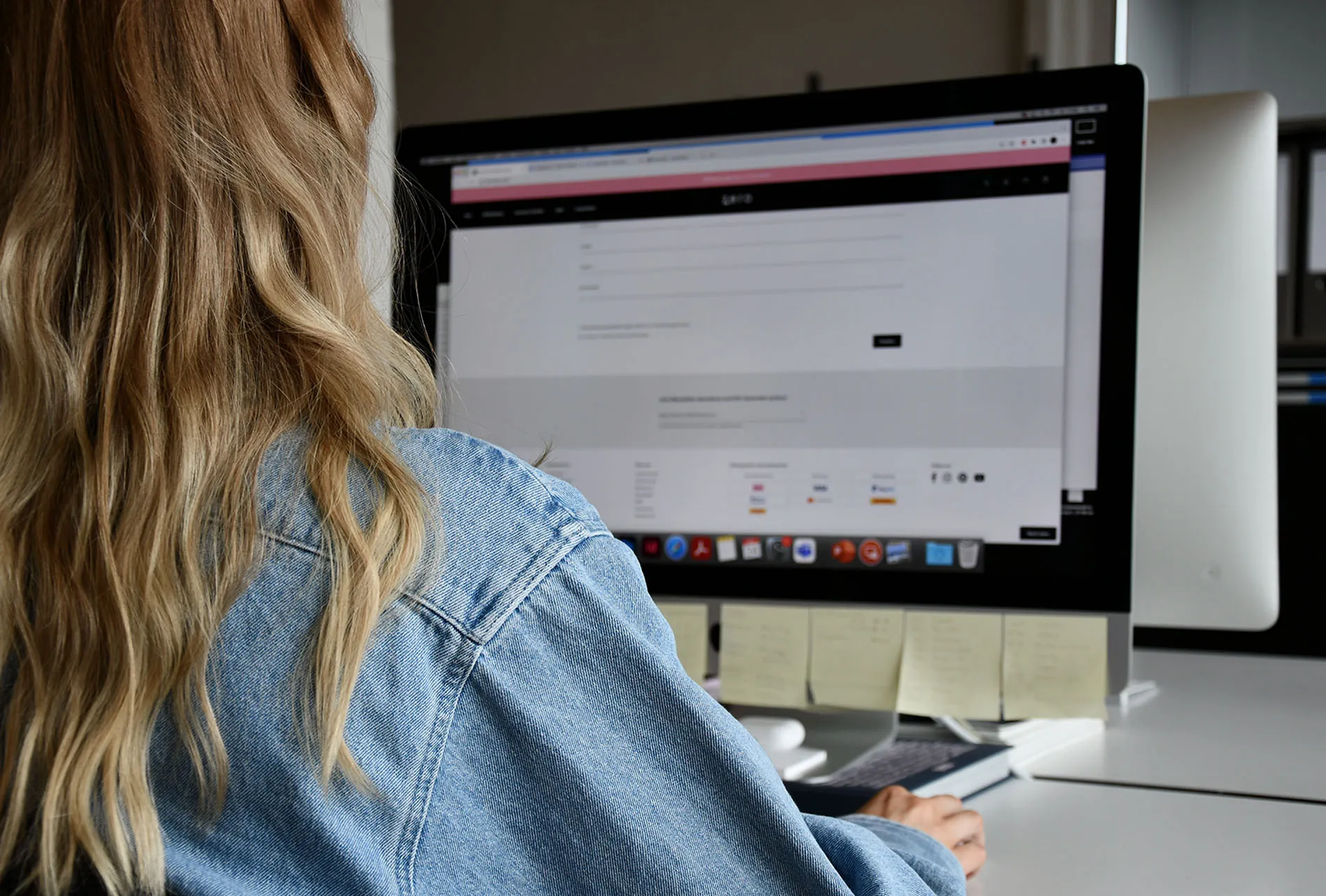 Benutzerin arbeitet am Computer mit Retail-Website von Zero | zPDC GmbH, im Büro.