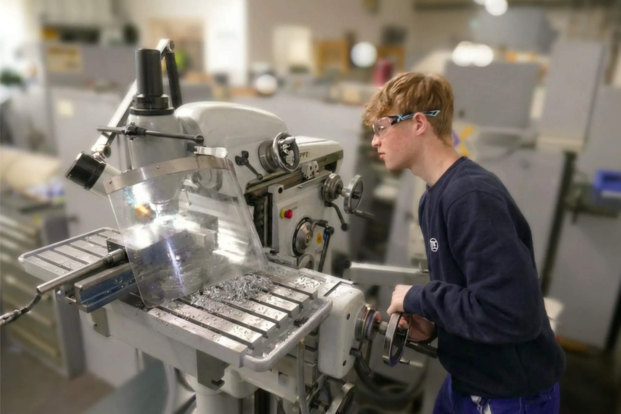 Du steuerst bei ZF Friedrichshafen einen Roboterarm per Virtual Reality in einem modernen Techniklabor.
