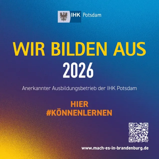 Eine Gruppe junger Menschen besichtigt gemeinsam ein Stadtmodell im Freien während einer Exkursion.
