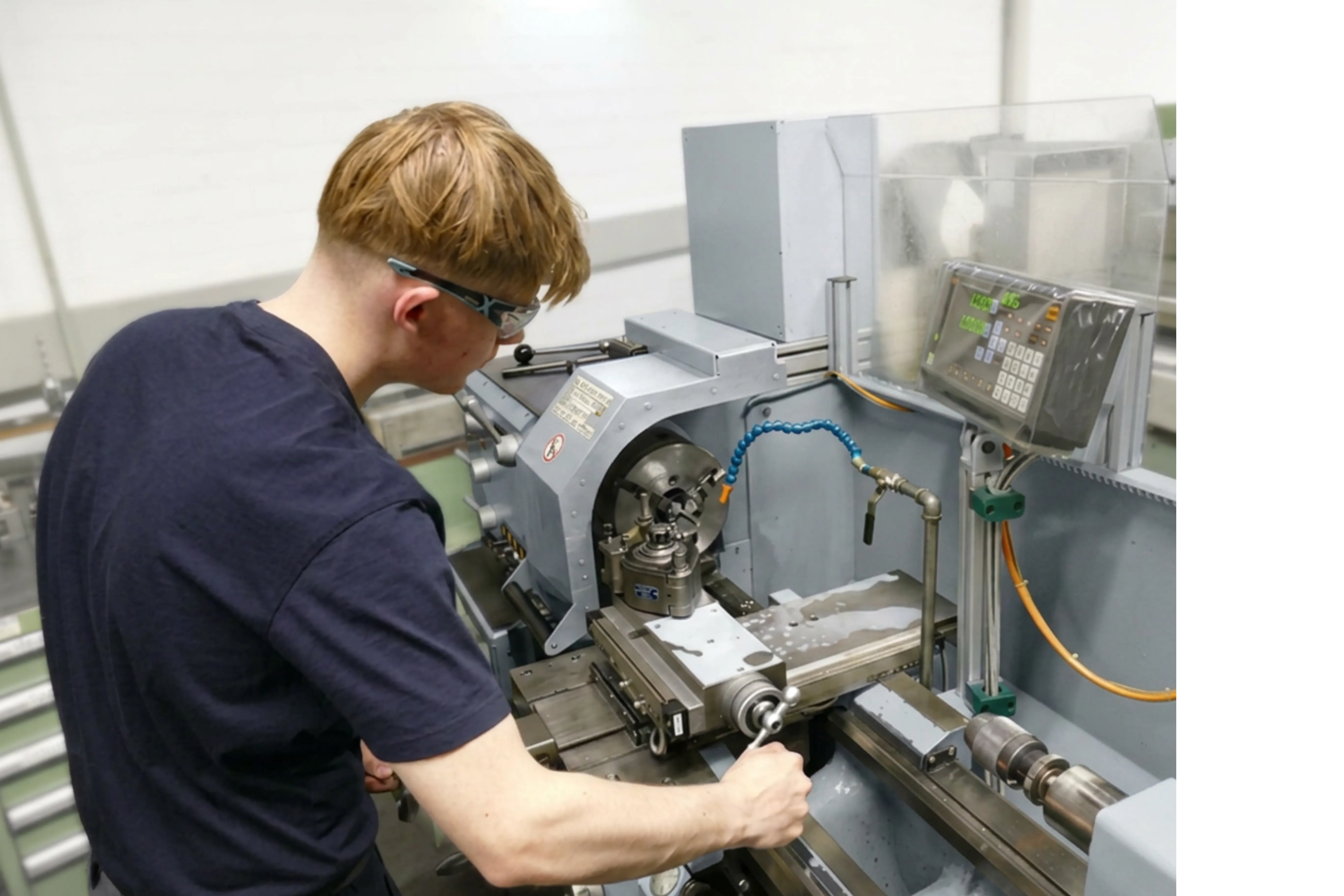ZF-Auszubildende lösen gemeinsam eine Teamaufgabe im Freien und stärken dabei Teamgeist und Zusammenarbeit.