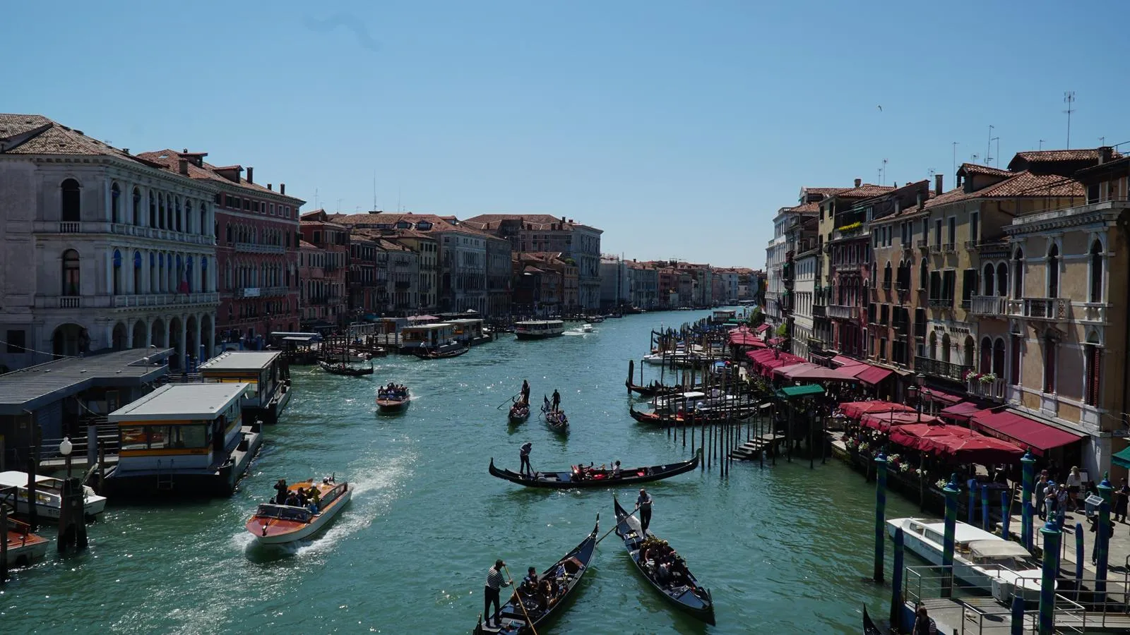 Blick auf den Canal Grande in Venedig mit Gondeln und Booten – entdecke internationale Karrieremöglichkeiten bei ZF.