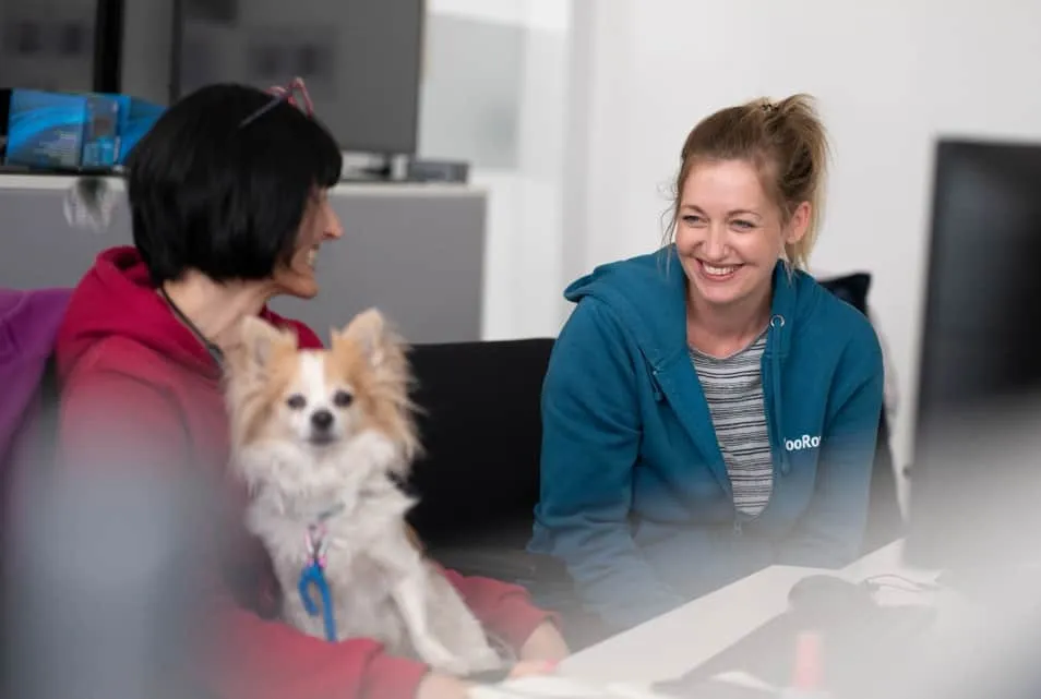 Lachende Frauen mit Hund