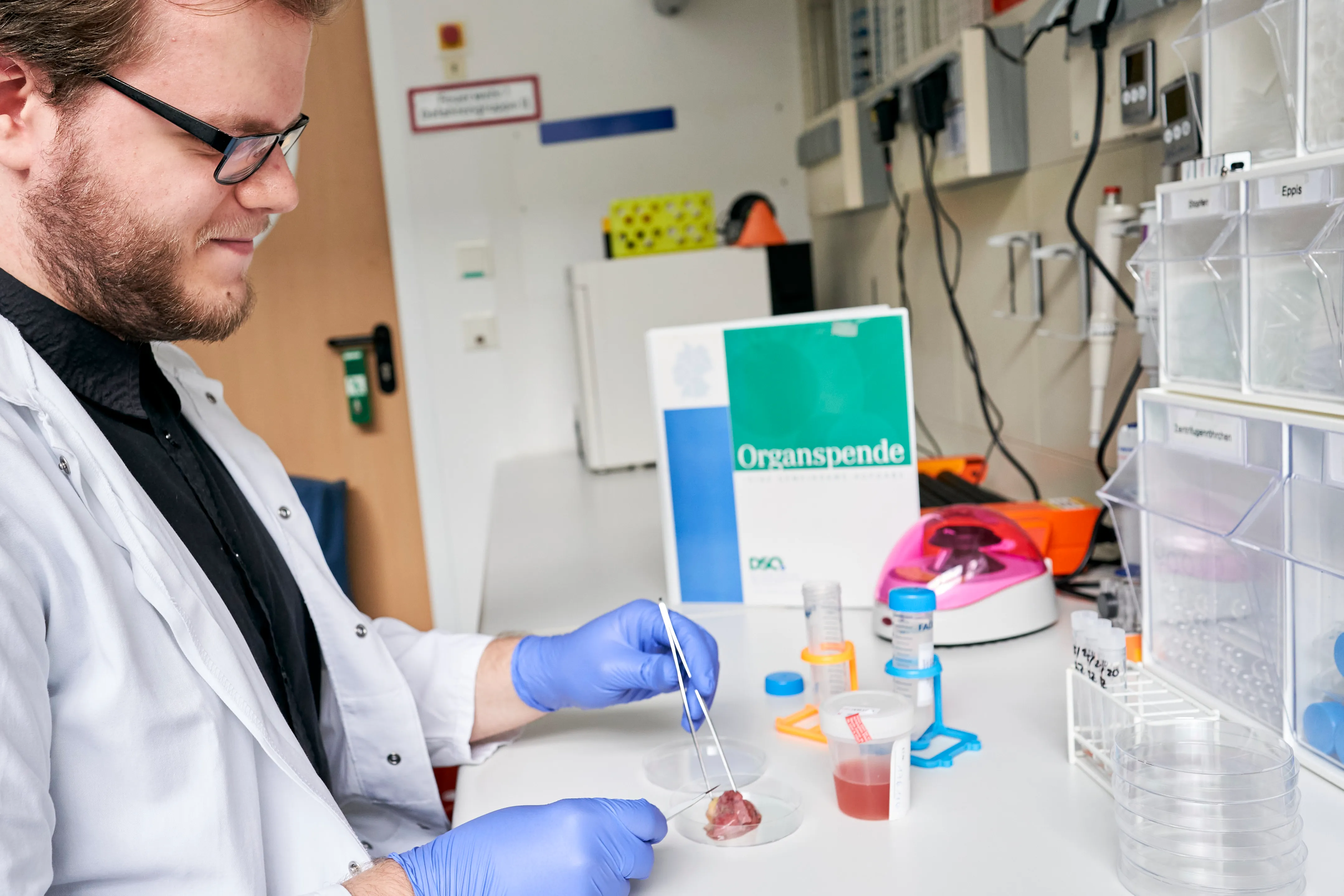 Medizinischer Technologe im Labor im Zentrum für Transfusionsmedizin